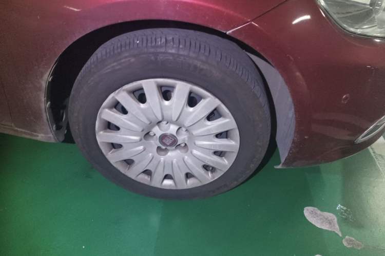 Used Fiat Viaggio 2015 1.4T Automatic Enjoyment Edition Right Front Wheel Hub