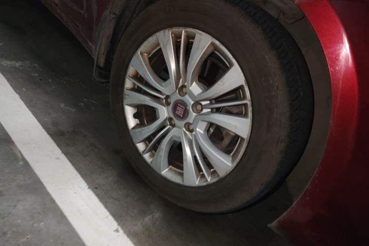 Used Fiat Viaggio 2015 1.4T Automatic Jingxiang Edition Right Front Wheel Hub