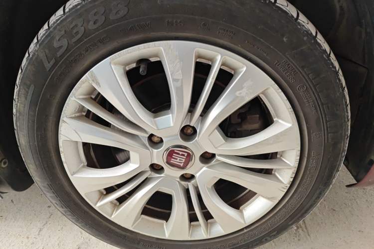 Used Fiat Viaggio 2015 1.4T Automatic Jingxiang Edition Right Front Wheel Hub