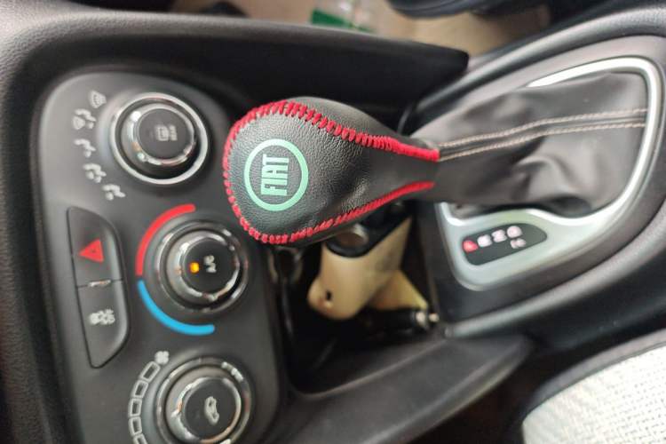 Used Fiat Viaggio 2015 1.4T Automatic Enjoyment Edition Gear Lever