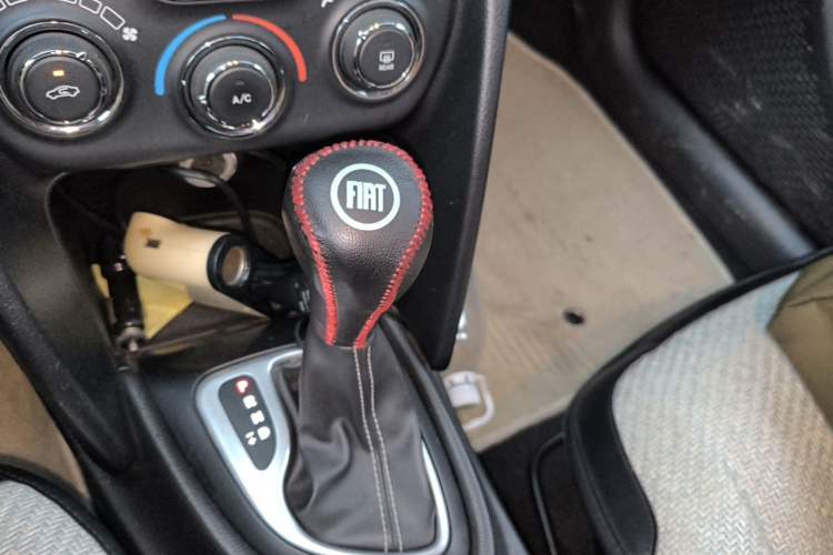 Used Fiat Viaggio 2015 1.4T Automatic Enjoyment Edition Gear Lever
