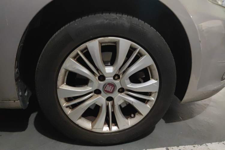 Used Fiat Viaggio 2015 1.4T Automatic Jingxiang Edition Right Front Wheel Hub