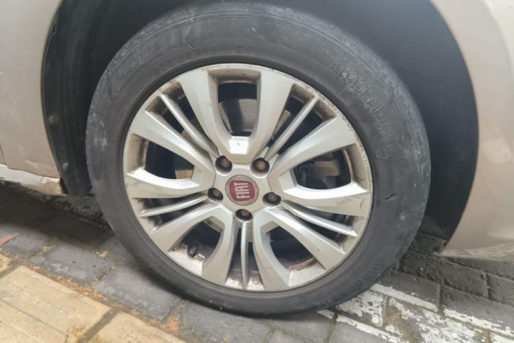 Used Fiat Viaggio 2015 1.4T Automatic Jingxiang Edition Right Front Wheel Hub