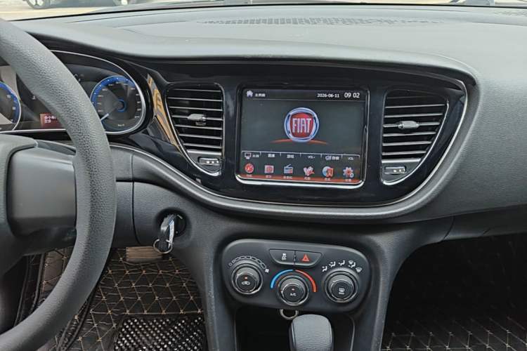 Used Fiat Viaggio 2015 1.4T Automatic Enjoyment Edition Audio And AC Panel