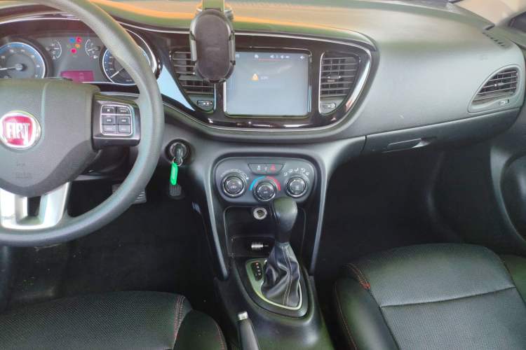 Used Fiat Viaggio 2015 1.4T Automatic Enjoyment Edition Audio And AC Panel