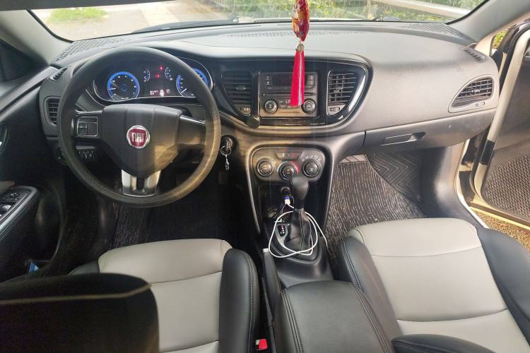 Used Fiat Viaggio 2015 1.4T Automatic Enjoyment Edition Center Console
