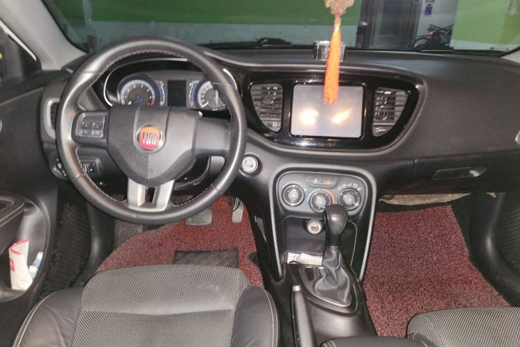 Used Fiat Viaggio 2015 1.4T Automatic Luxury Edition Center Console