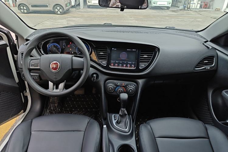 Used Fiat Viaggio 2015 1.4T Automatic Enjoyment Edition Center Console