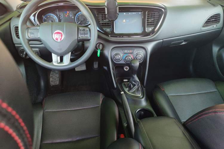 Used Fiat Viaggio 2015 1.4T Automatic Enjoyment Edition Center Console