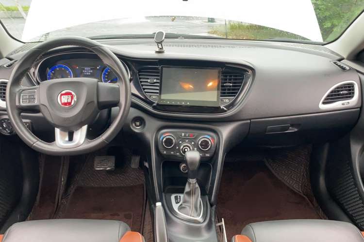 Used Fiat Viaggio 2015 1.4T Automatic Jingxiang Edition Center Console