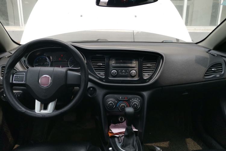 Used Fiat Viaggio 2015 1.4T Automatic Enjoyment Edition Center Console