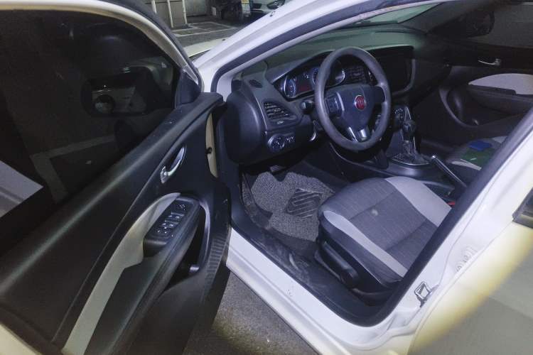Used Fiat Viaggio 2015 1.4T Automatic Enjoyment Edition Driver Seat