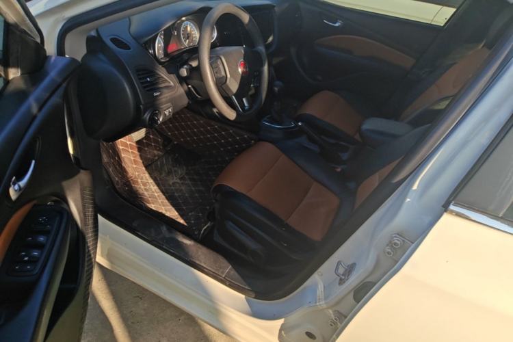 Used Fiat Viaggio 2015 1.4T Automatic Enjoyment Edition Driver Seat