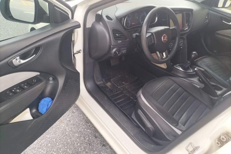 Used Fiat Viaggio 2015 1.4T Automatic Enjoyment Edition Driver Seat