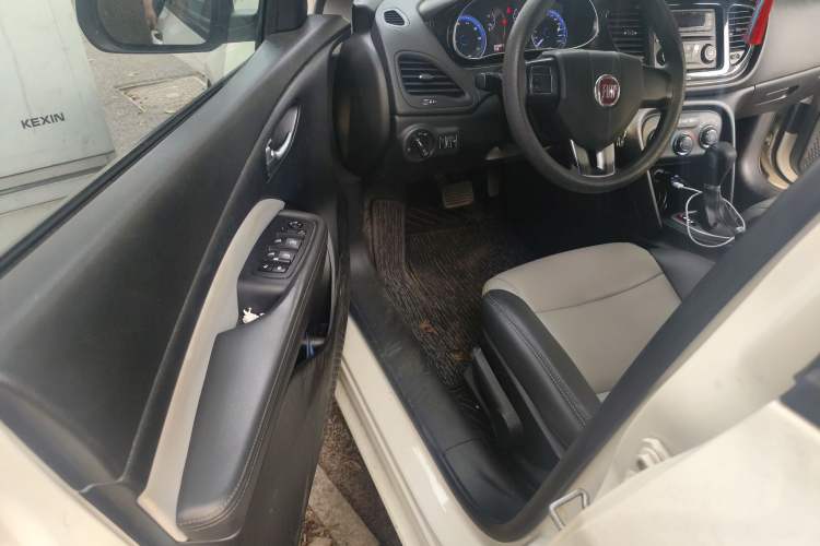 Used Fiat Viaggio 2015 1.4T Automatic Enjoyment Edition Driver Seat