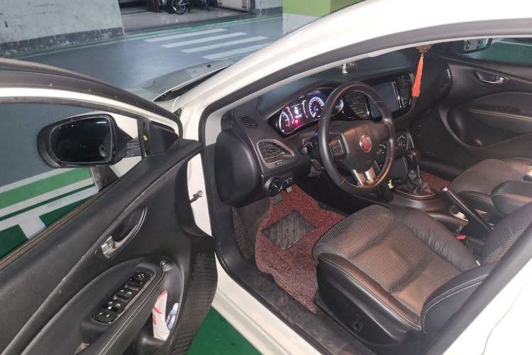 Used Fiat Viaggio 2015 1.4T Automatic Luxury Edition Driver Seat