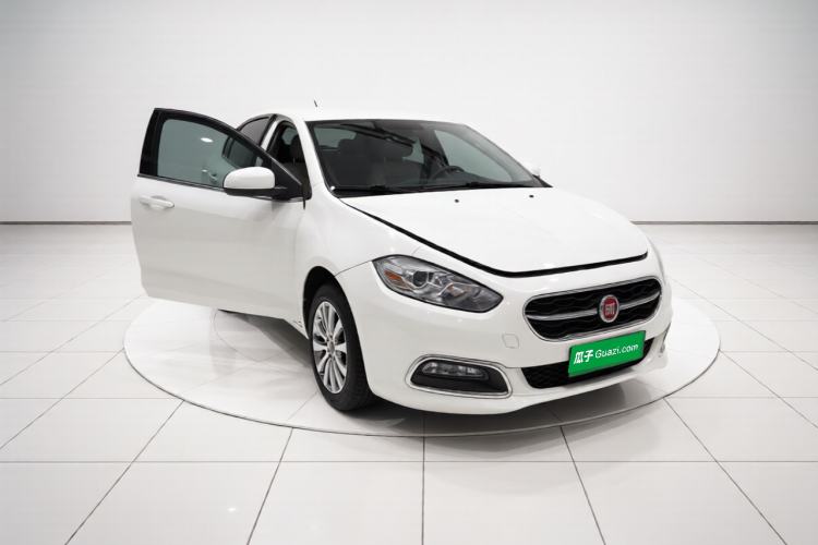 Used Fiat Viaggio 2015 1.4T Manual Enjoyment Edition Front Right 45 Deg
