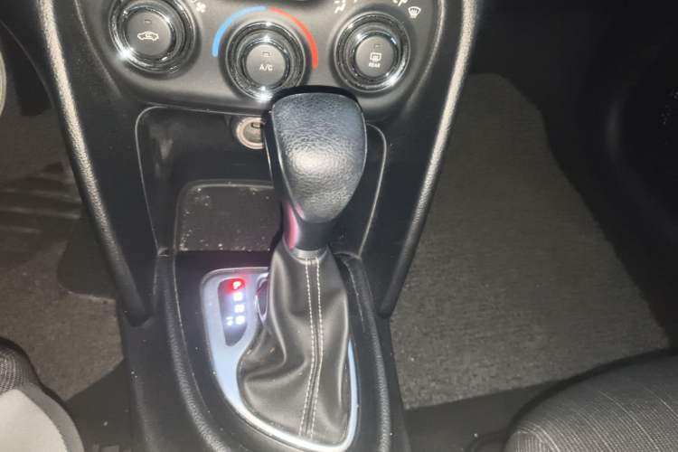 Used Fiat Viaggio 2015 1.4T Automatic Enjoyment Edition Gear Lever