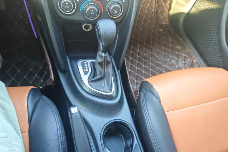 Used Fiat Viaggio 2015 1.4T Automatic Enjoyment Edition Gear Lever
