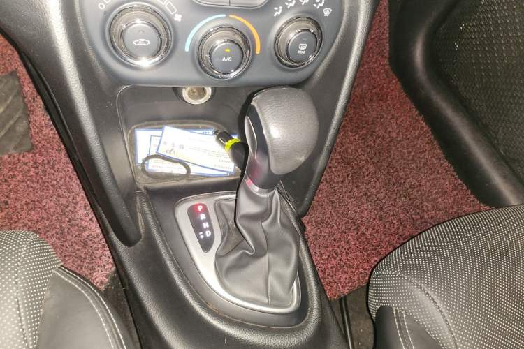 Used Fiat Viaggio 2015 1.4T Automatic Luxury Edition Gear Lever