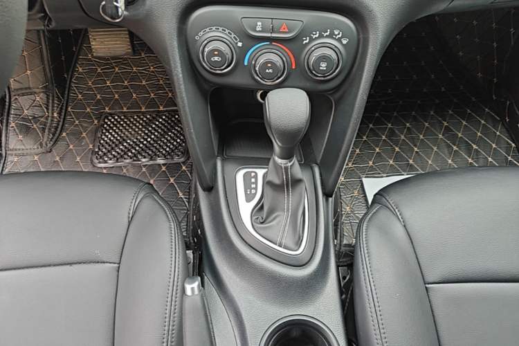 Used Fiat Viaggio 2015 1.4T Automatic Enjoyment Edition Gear Lever