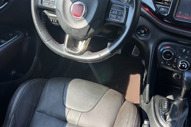 Used Fiat Viaggio 2015 1.4T Automatic Night Edition Interior 2