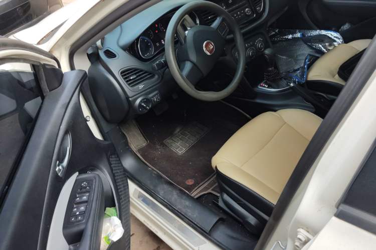 Used Fiat Viaggio 2015 1.4T Automatic Enjoyment Edition Interior 3