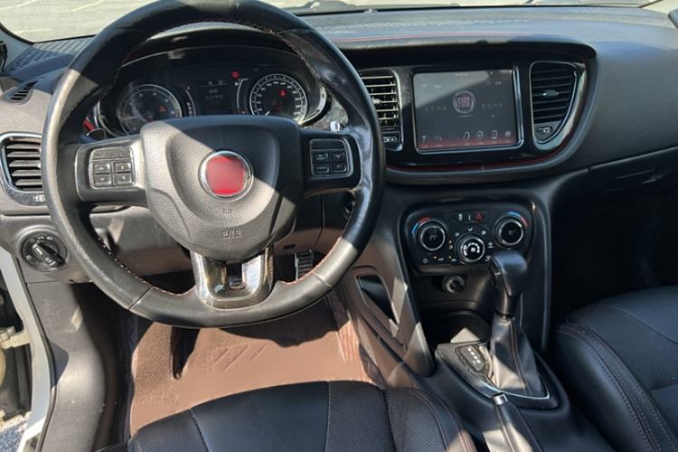Used Fiat Viaggio 2015 1.4T Automatic Night Edition Interior 3