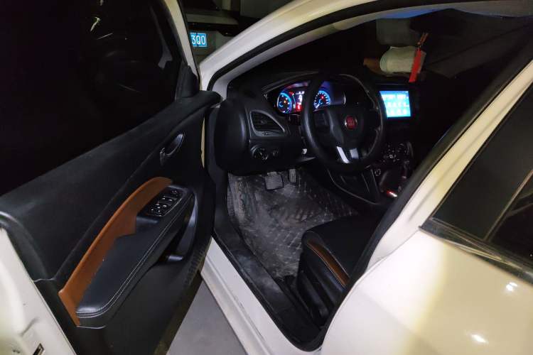 Used Fiat Viaggio 2015 1.4T Automatic Jingxiang Edition Interior 3