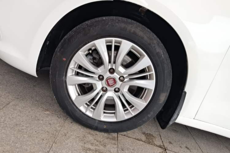 Used Fiat Viaggio 2015 1.4T Automatic Enjoyment Edition Left Front Wheel Hub