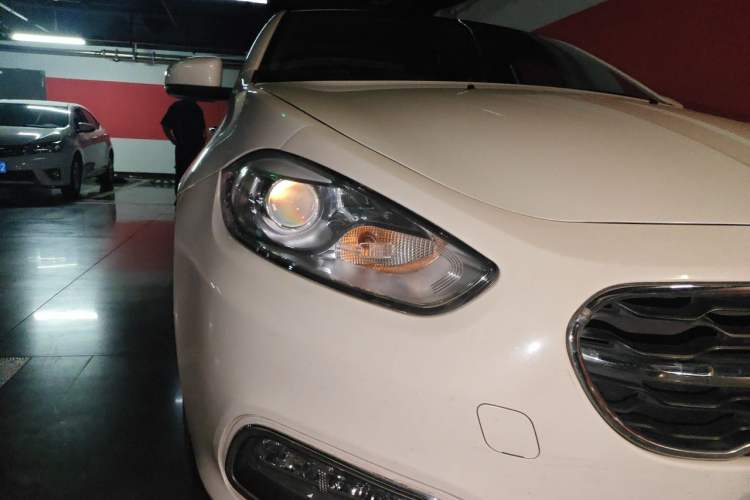 Used Fiat Viaggio 2015 1.4T Manual Enjoyment Edition Right Front Headlight