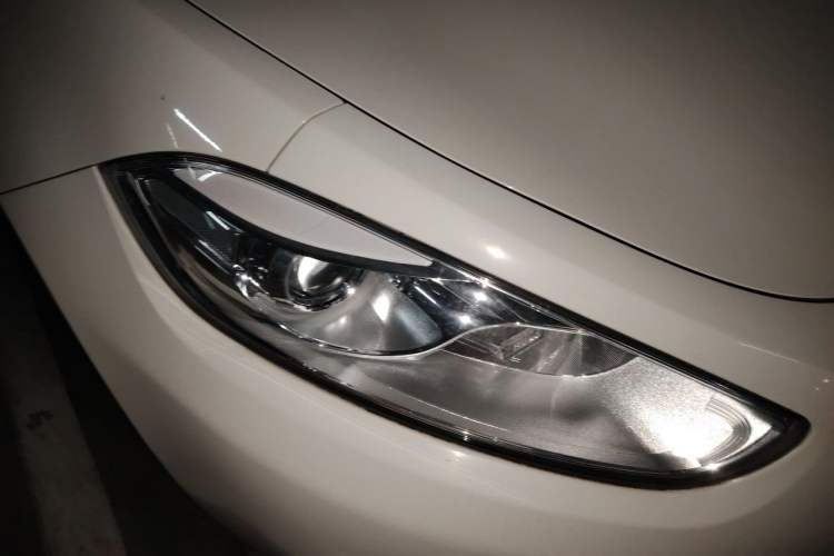 Used Fiat Viaggio 2015 1.4T Manual Enjoyment Edition Right Front Headlight
