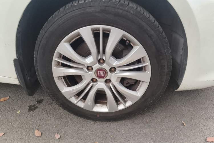 Used Fiat Viaggio 2015 1.4T Automatic Enjoyment Edition Right Front Wheel Hub