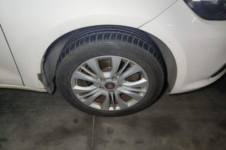 Used Fiat Viaggio 2015 1.4T Automatic Jingxiang Edition Right Front Wheel Hub