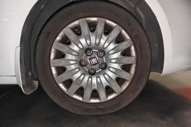 Used Fiat Viaggio 2015 1.4T Manual Enjoyment Edition Right Front Wheel Hub