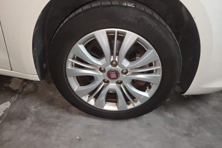 Used Fiat Viaggio 2015 1.4T Automatic Jingxiang Edition Right Front Wheel Hub