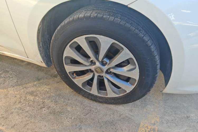 Used Fiat Viaggio 2015 1.4T Automatic Enjoyment Edition Right Front Wheel Hub