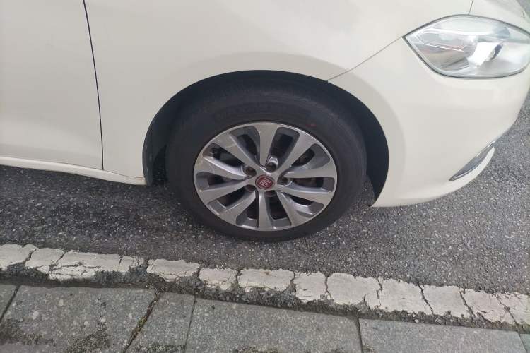 Used Fiat Viaggio 2015 1.4T Automatic Enjoyment Edition Right Front Wheel Hub