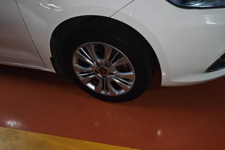 Used Fiat Viaggio 2015 1.4T Automatic Jingxiang Edition Right Front Wheel Hub