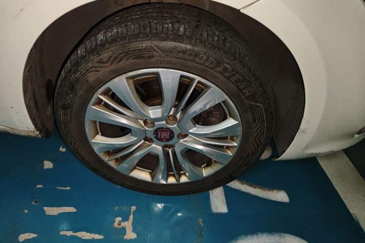Used Fiat Viaggio 2015 1.4T Automatic Jingxiang Edition Right Front Wheel Hub