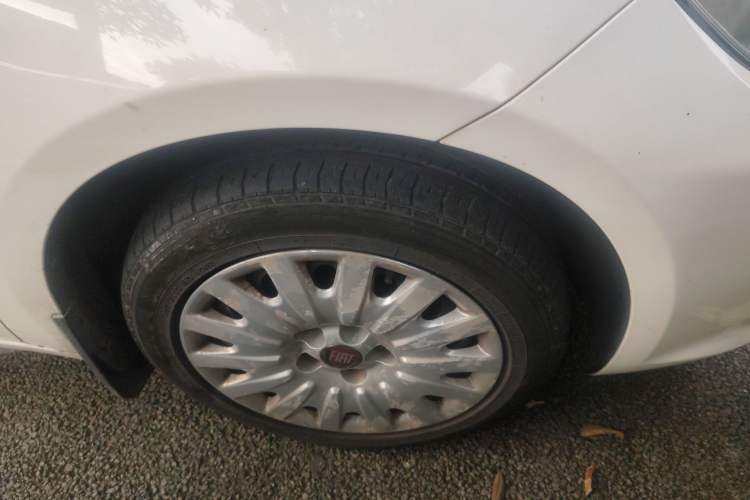 Used Fiat Viaggio 2015 1.4T Automatic Enjoyment Edition Right Front Wheel Hub