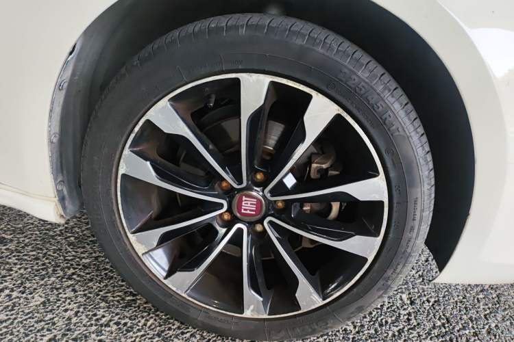 Used Fiat Viaggio 2015 1.4T Automatic Enjoyment Edition Right Front Wheel Hub