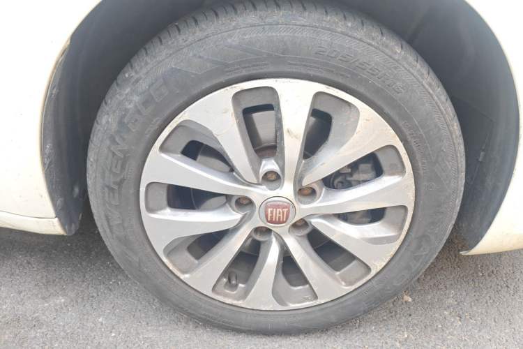 Used Fiat Viaggio 2015 1.4T Automatic Enjoyment Edition Right Front Wheel Hub