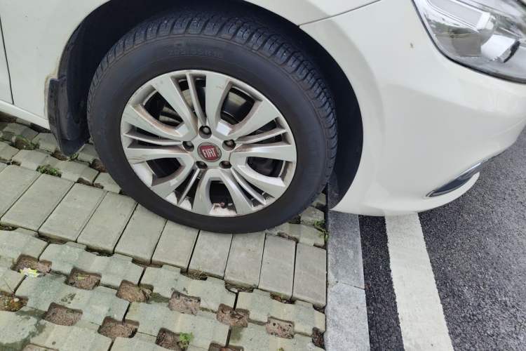 Used Fiat Viaggio 2015 1.4T Automatic Jingxiang Edition Right Front Wheel Hub