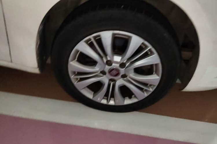 Used Fiat Viaggio 2015 1.4T Automatic Jingxiang Edition Right Front Wheel Hub