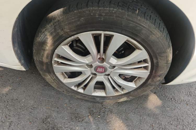Used Fiat Viaggio 2015 1.4T Automatic Jingxiang Edition Right Front Wheel Hub