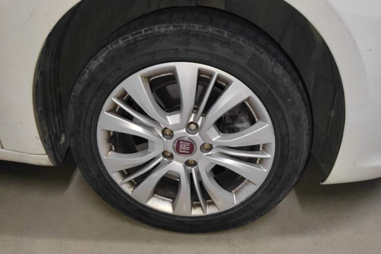 Used Fiat Viaggio 2015 1.4T Automatic Jingxiang Edition Right Front Wheel Hub