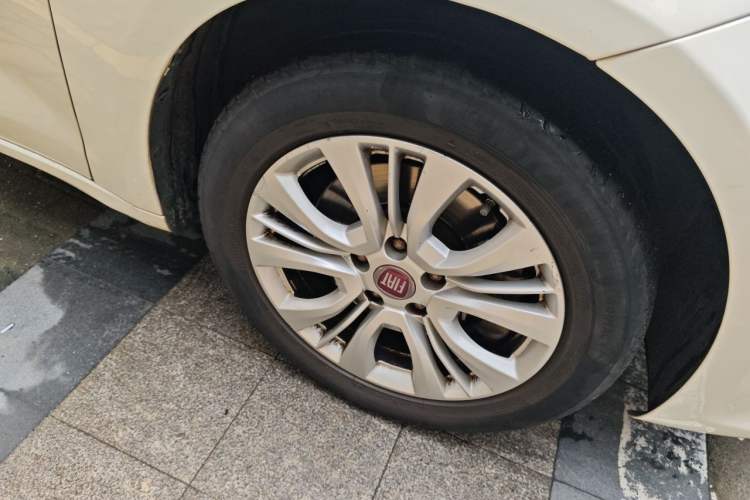 Used Fiat Viaggio 2015 1.4T Automatic Jingxiang Edition Right Front Wheel Hub