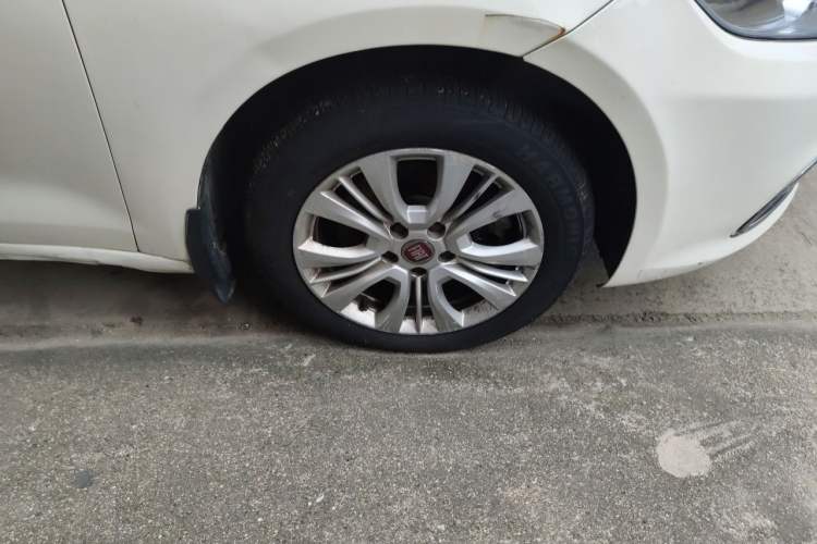 Used Fiat Viaggio 2015 1.4T Automatic Jingxiang Edition Right Front Wheel Hub