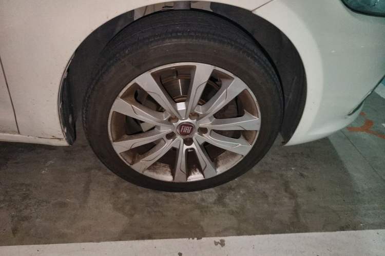 Used Fiat Viaggio 2015 1.4T Automatic Smart Edition Right Front Wheel Hub